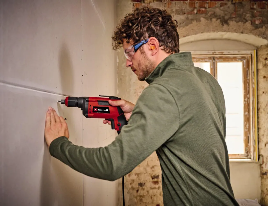 Pose de plaques de plâtre simplifiée avec la visseuse EINHELL 710W