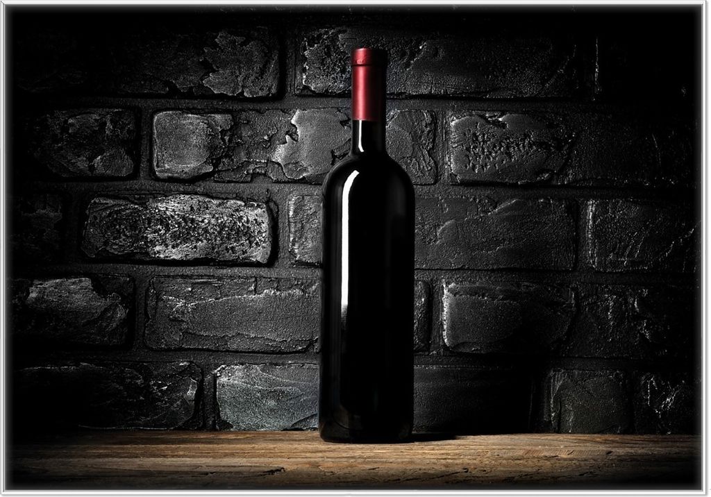 Wallario Wandbild Rotwein-Flasche am Abend, Größe: 70,30 x 100,30 cm, Poster mit weißem Kunststoffrahmen