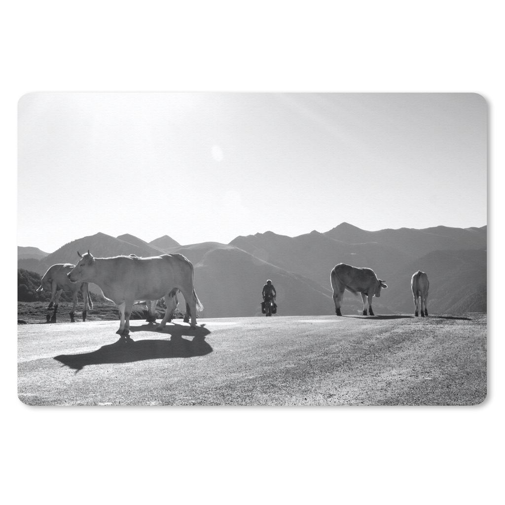 MuchoWow Schreibtischunterlage Schottische Highlander - Licht - Berge - Natur 60x40 cm - XXL Mauspad - Großes Mauspad