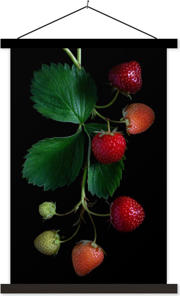 MuchoWow Textilposter Eine Erdbeerpflanze auf schwarzem Hintergrund 60x90 cm mit schwarzem Rahmen - Poster Wohnzimmer