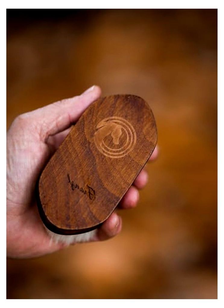 Personalisierbare Pferdebürste aus Ziegenhaar – Sanfte Gesichtsbürste aus Holz für empfindliche Pferde | Pflege für Augen, Nüstern und Kopf ...