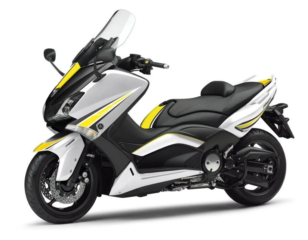 Personnaliser un Yamaha T-MAX 530 avec le Kit Stickers Jaune PUIG 7847G