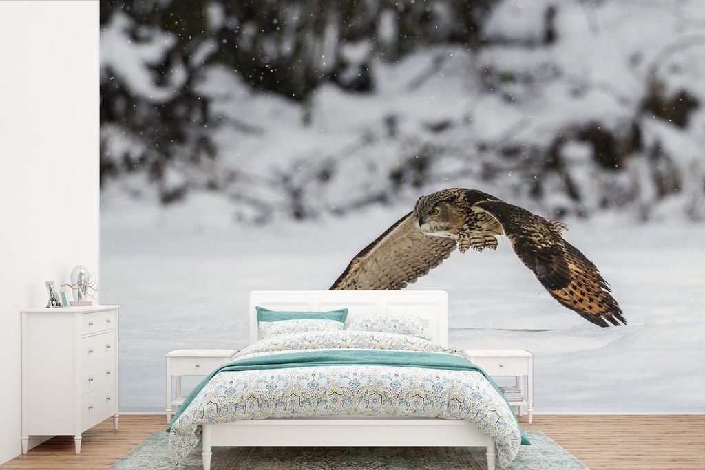 MuchoWow Fototapete für Wohnzimmer oder Schlafzimmer Wandtapete Vinyl Motivtapete Ein Uhu fliegt tief über den Schnee - 600x400 cm - Vinyltapeten