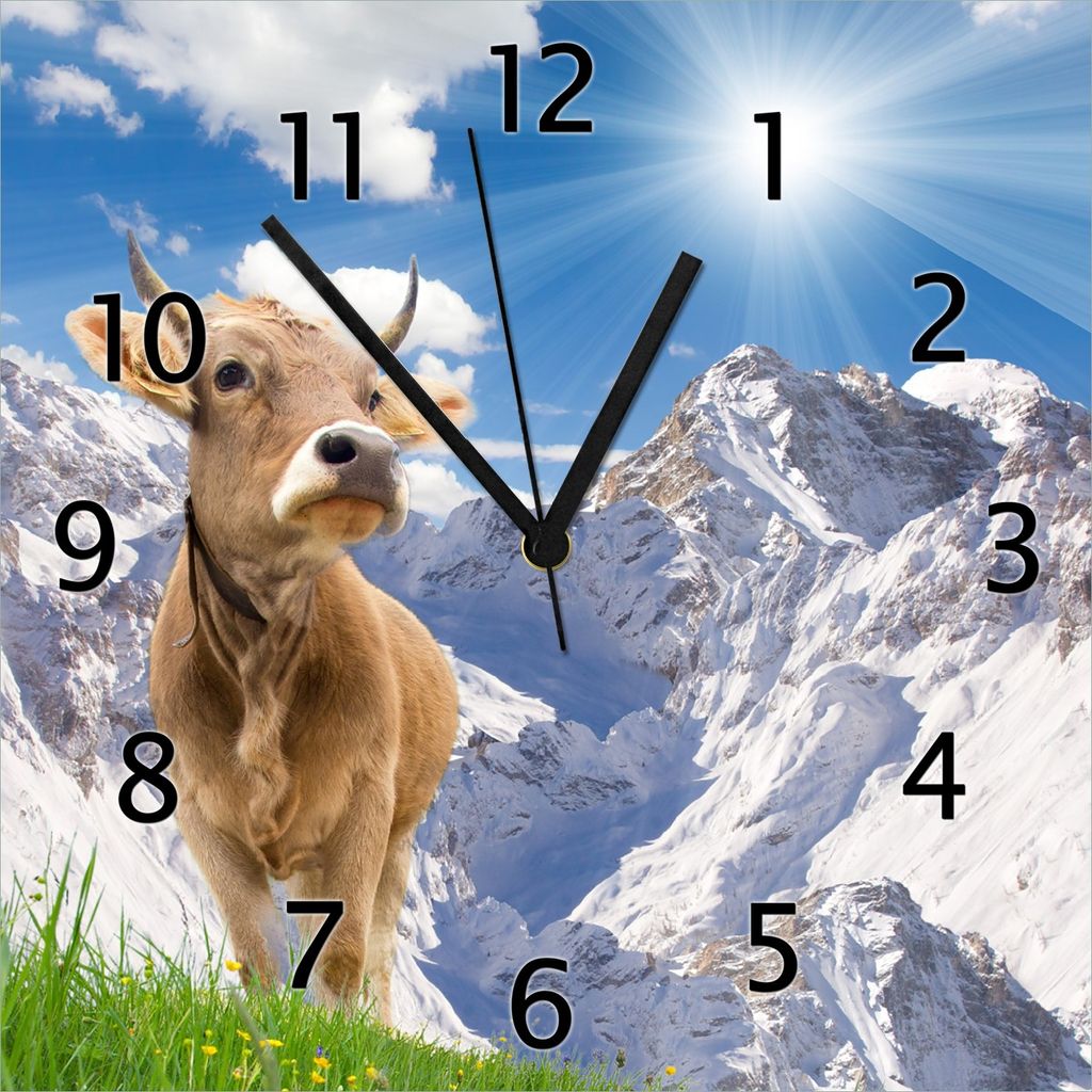 Wallario Design Wanduhr Kuh im Sonnenschein in den Alpen aus Echtglas, Größe 30 x 30 cm