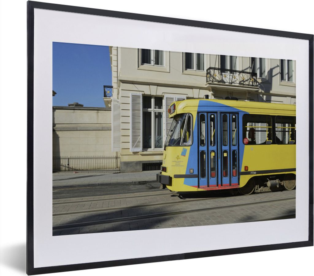 MuchoWow MuchoWow Gerahmtes Poster Eine gelb-blaue Straßenbahn fährt durch die Straßen von Brüssel 40x30 cm - Poster mit zchwarzem Bilderra...