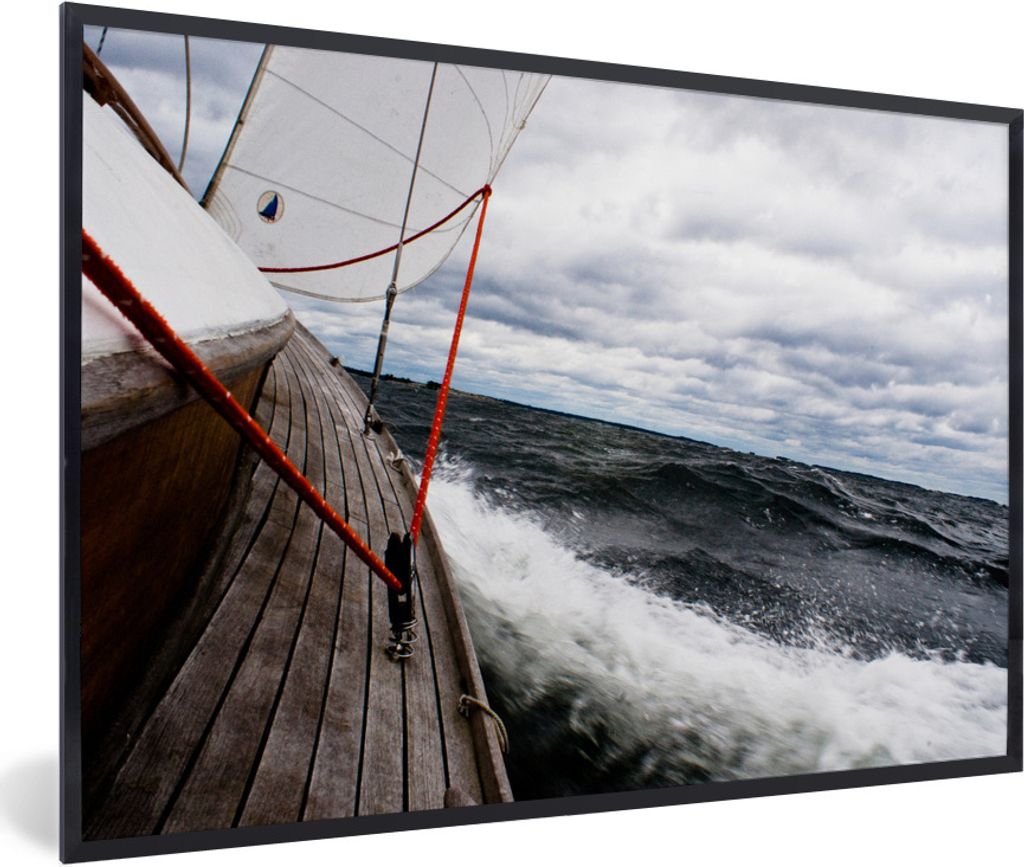 MuchoWow Gerahmtes Poster Hölzernes Segelboot segelt auf dem Meer 90x60 cm - Poster mit Schwarzem Bilderrahmen Wandposter Rahmen Foto Bilder - F...