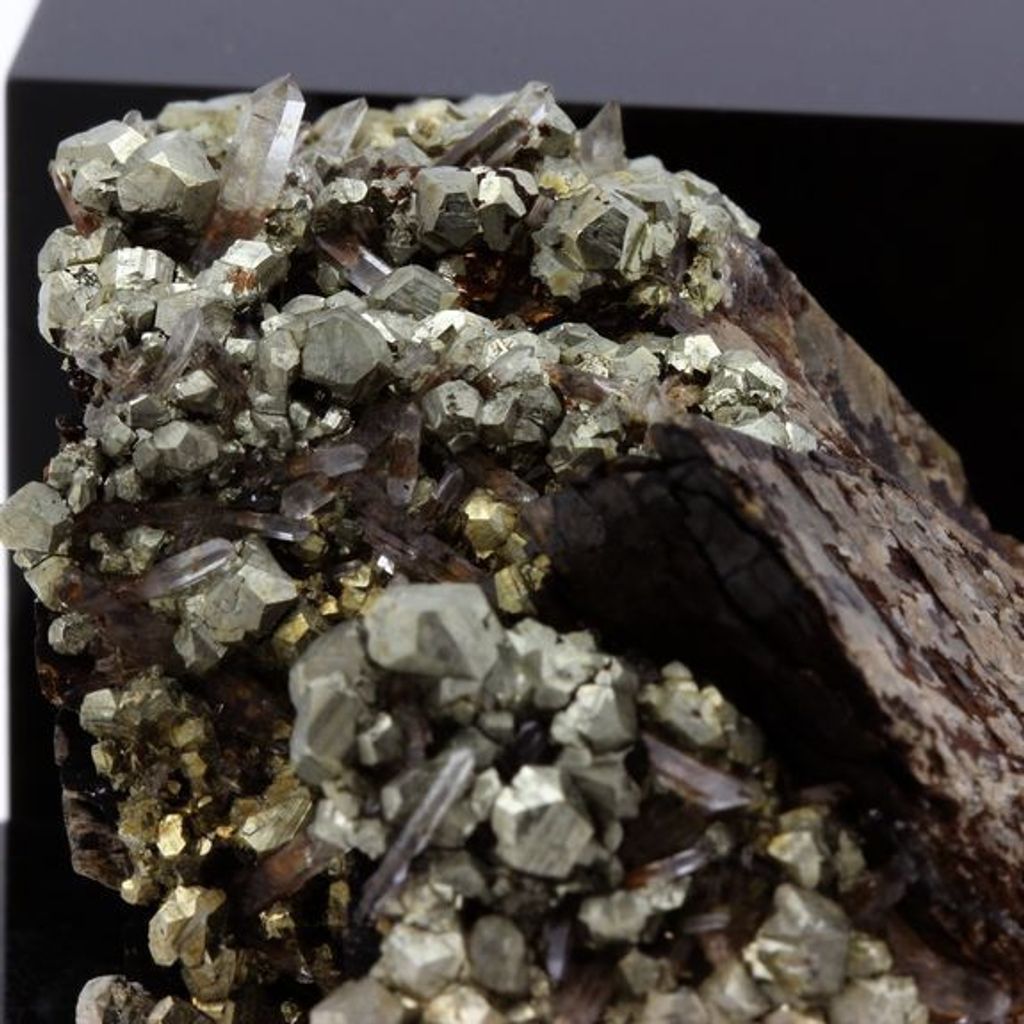 Siderit, Pyrit, Quarz 703,7 Karat