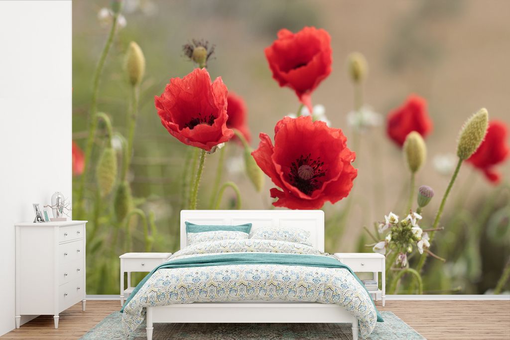 MuchoWow Fototapete für Wohnzimmer oder Schlafzimmer Wandtapete Vinyl Motivtapete Rote Schwellenzwiebeln in der freien Natur inmitten von Kleink...