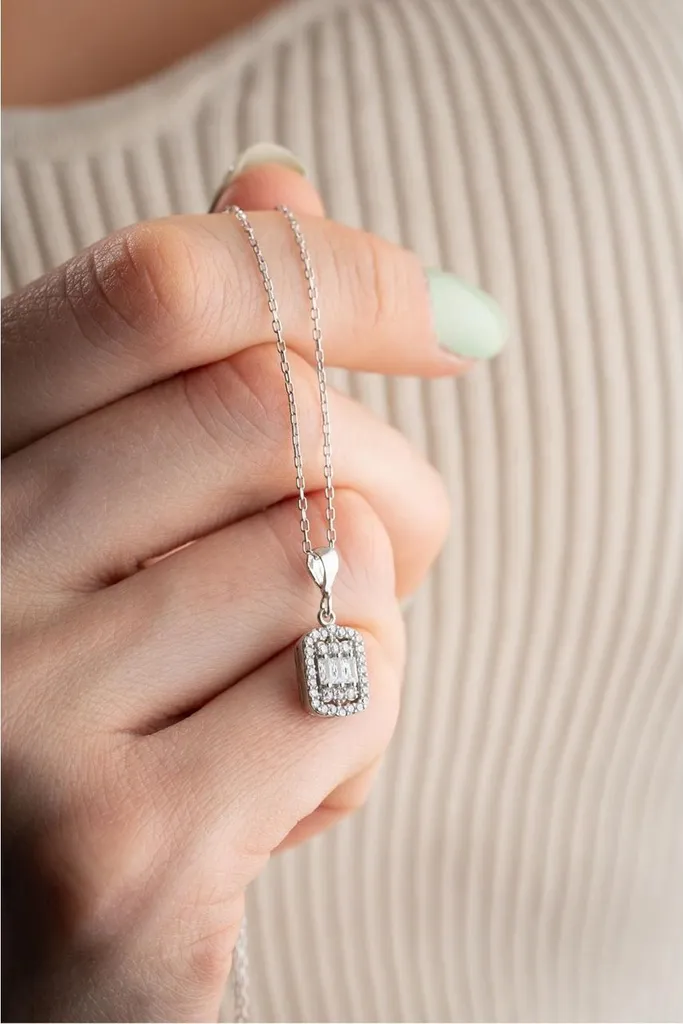 Collier chic en argent pour soirée et bureau avec pendentif rectangle