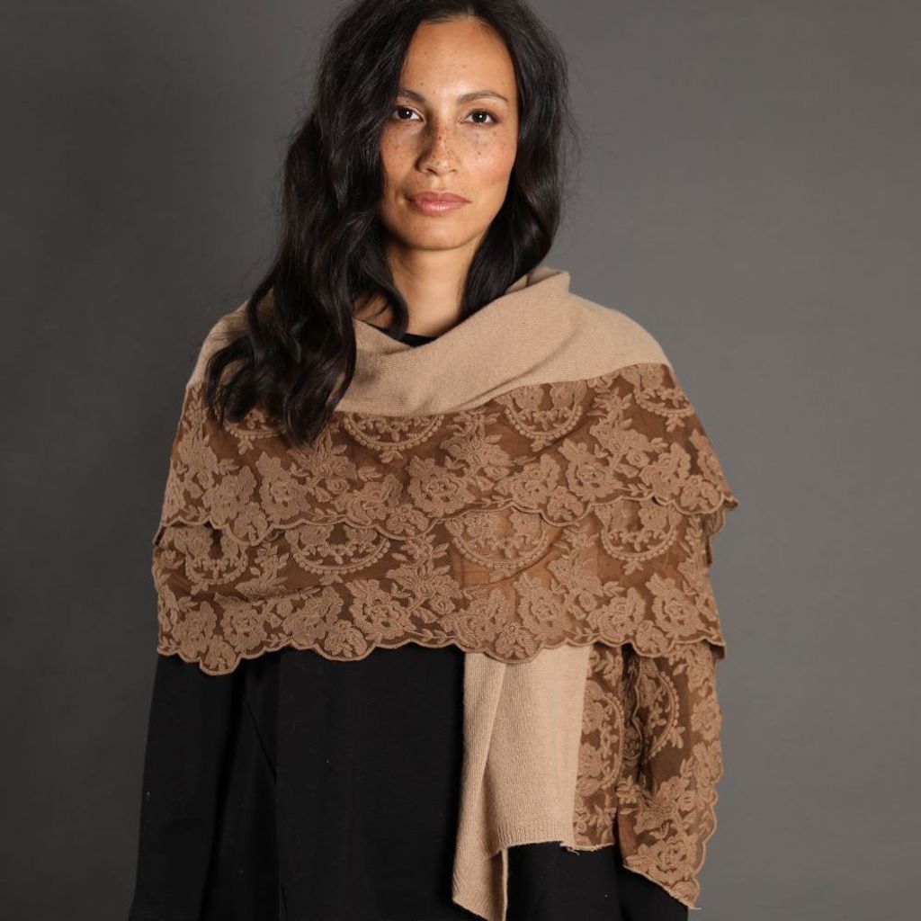 Eleganter Damen Schal Stola Strickschal camelbraun französische Spitze & Cashmere Abendschal Schulter Überwurf Handarbeit aus Italien