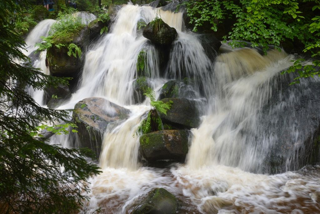 hansepuzzle 47934 - Wasserfall Puzzle, 2000 Teile, Natur, 90,0 x 60,0cm mit hochwertiger Aufbewahrung, Kartonbox und wiederverschließbarem Beutel