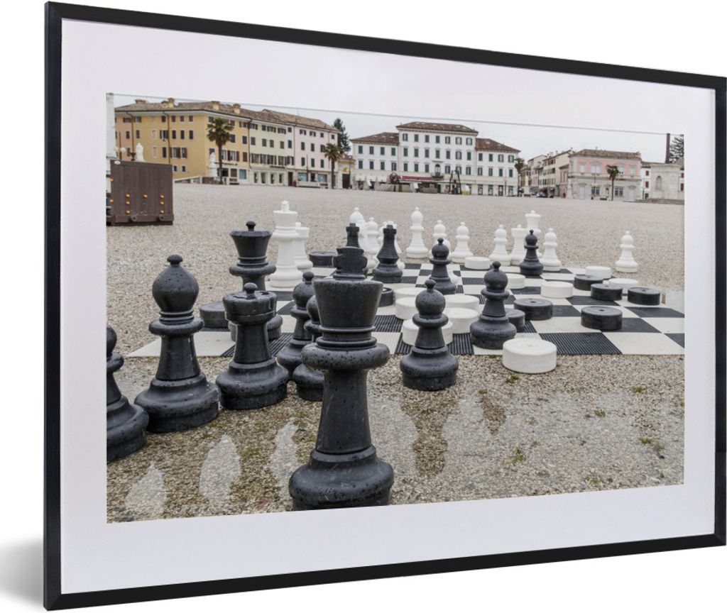 MuchoWow Gerahmtes Poster Schach spielen auf einem großen Platz 60x40 cm - Poster mit Schwarzem Bilderrahmen Wandposter Rahmen Foto Bilder - Sch...