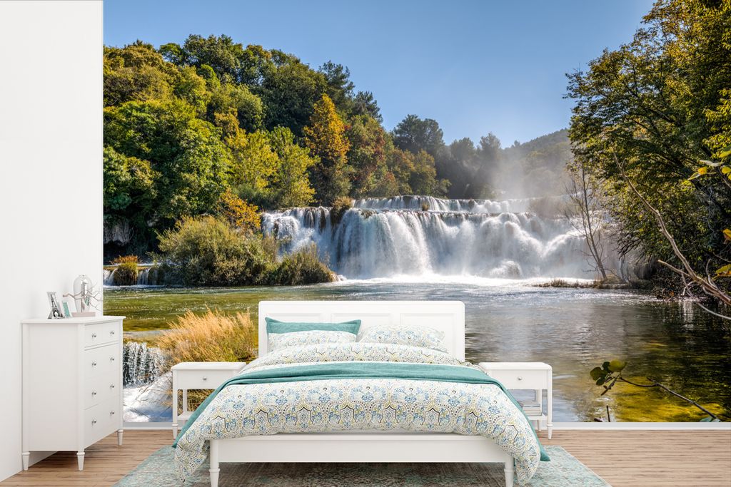 MuchoWow Fototapete für Wohnzimmer oder Schlafzimmer Wandtapete Vinyl Motivtapete Das bewaldete Gebiet im Krka-Nationalpark in Kroatien - 450x30...