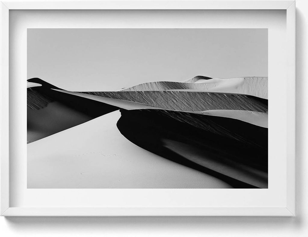 Schwarz-weiße minimalistische Wüstenlandschaft– Wandbild mit Rahmen – Gerahmtes Bild – Wanddekoration – 70x50 cm – Weiß Rahmen
