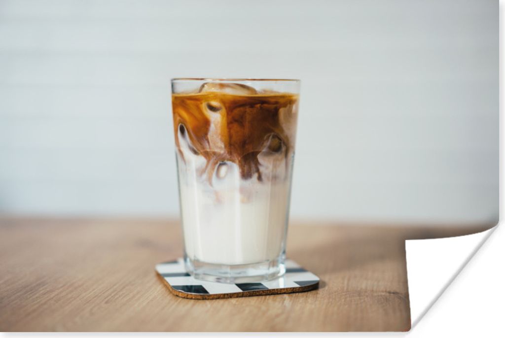 MuchoWow Poster Eine Tasse Eiskaffee auf einem Holztisch 120x80 cm - Bilder