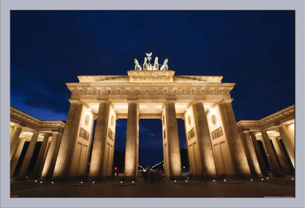 Poster Berlino Porta di Brandeburgo Notte con Cornice Argento Shinsuke