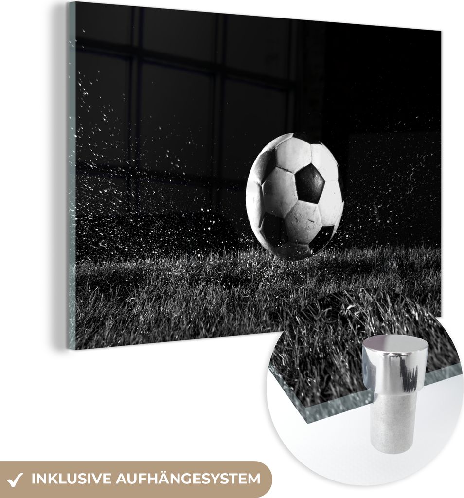 MuchoWow Große XXL Glasbilder - Bilder auf Wandbild - Foto auf Glas Fußball auf dem Rasen - schwarz und weiß 150x100 cm Wanddekoration aus Gla...