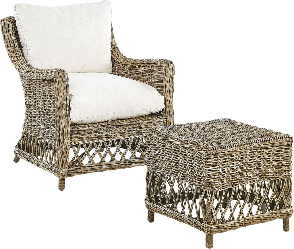 BELIANI Gartensessel Natürlich Rattan mit Hocker 2 Auflagen Cremeweiß Baumwolle Terrasse Balkon Außen Wohnzimmer Gartenzubehör im Retro Stil