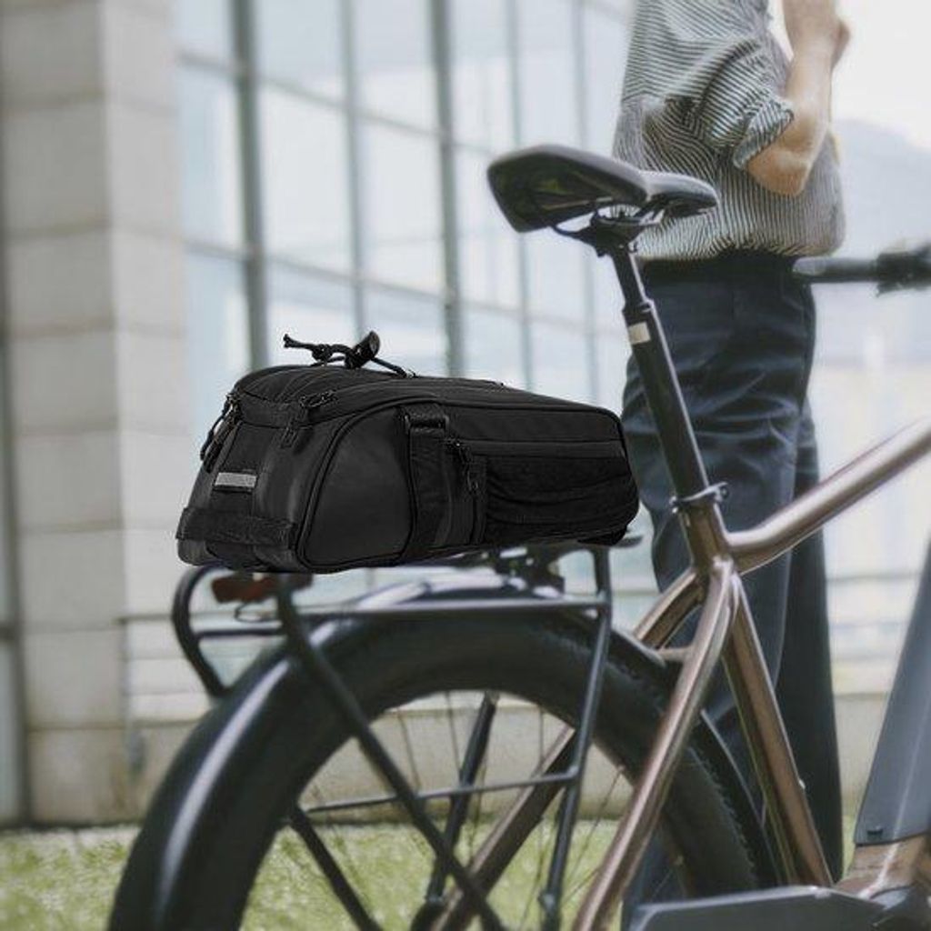 Wasserfeste Fahrradtas für den Gepäckträger mit verstellbarem Schultergurt und mehreren Fachern für Fahrradzubehör.