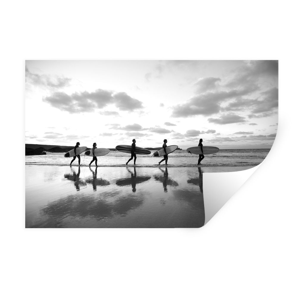 MuchoWow Wandtattoo Wandsticker Wandaufkleber Surfer am Strand - schwarz und weiß 90x60 cm Selbstklebend und Repositionierbar - Aufkleber