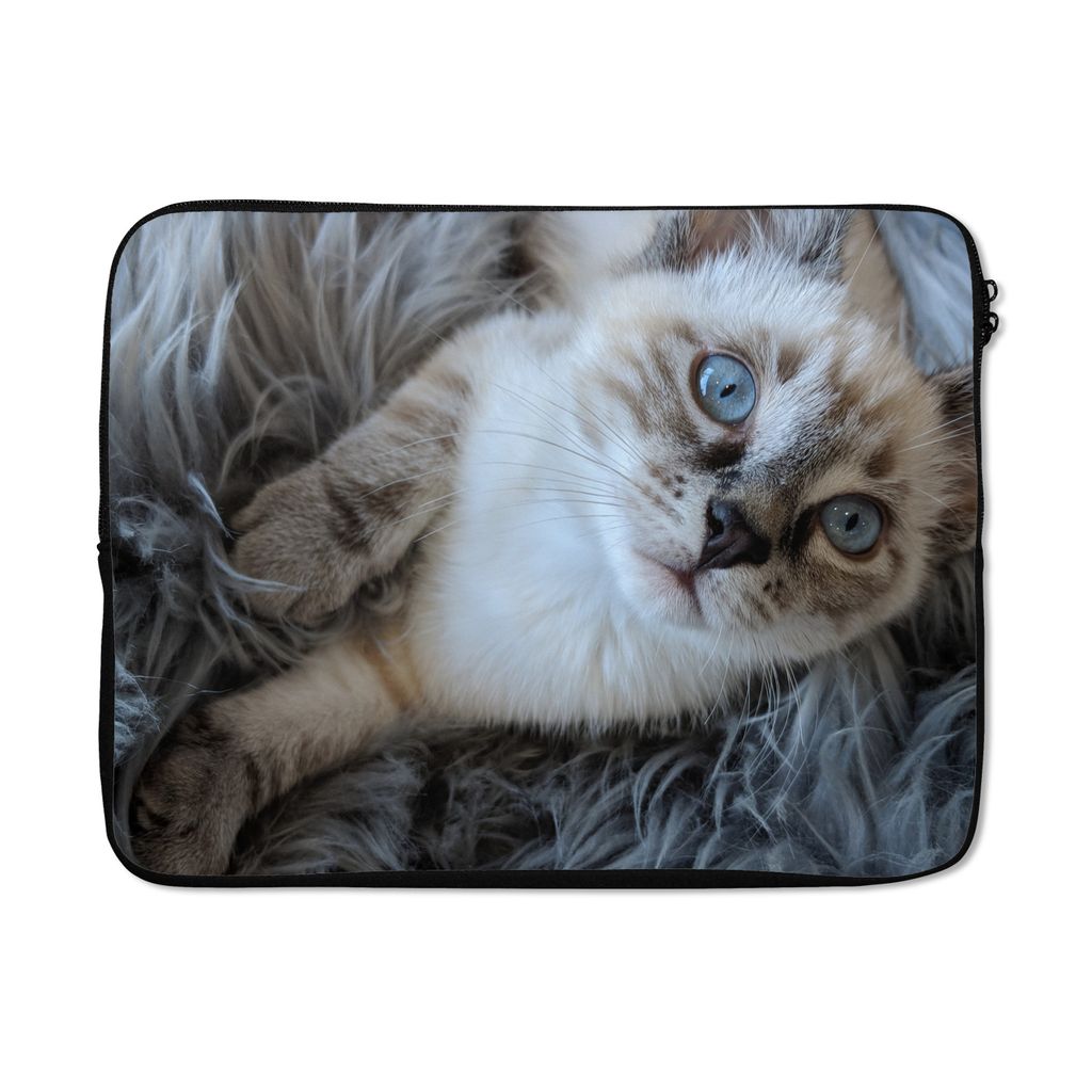 MuchoWow Laptop Hülle 15 Zoll Siamesisches Kätzchen mit blauen Augen auf einem Schaffellteppich Laptoptasche - Laptoptasche - Sleeve - Rundum-S...
