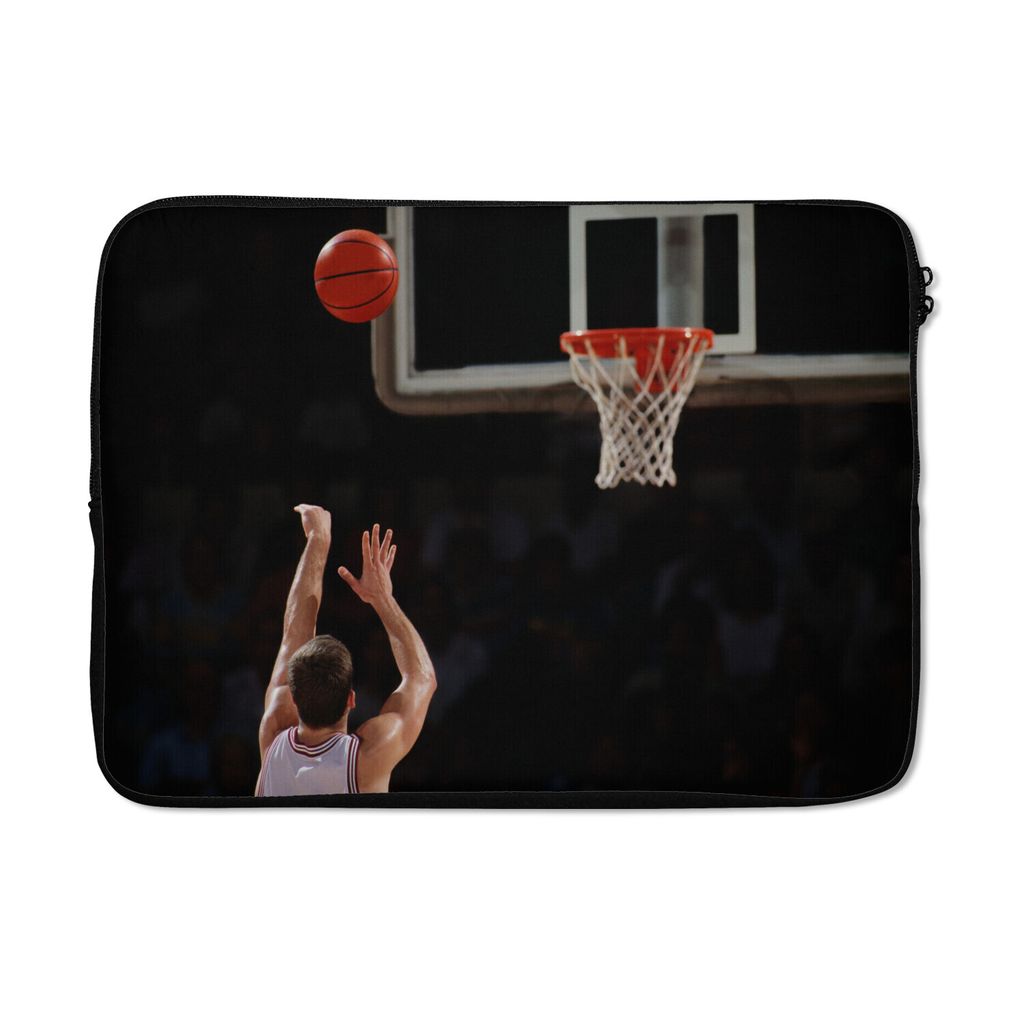 MuchoWow Laptop Hülle 13 Zoll Ein Basketballspieler wirft den Ball aus der Ferne in den Korb Laptoptasche - Laptophülle - Sleeve - Rundumschutz