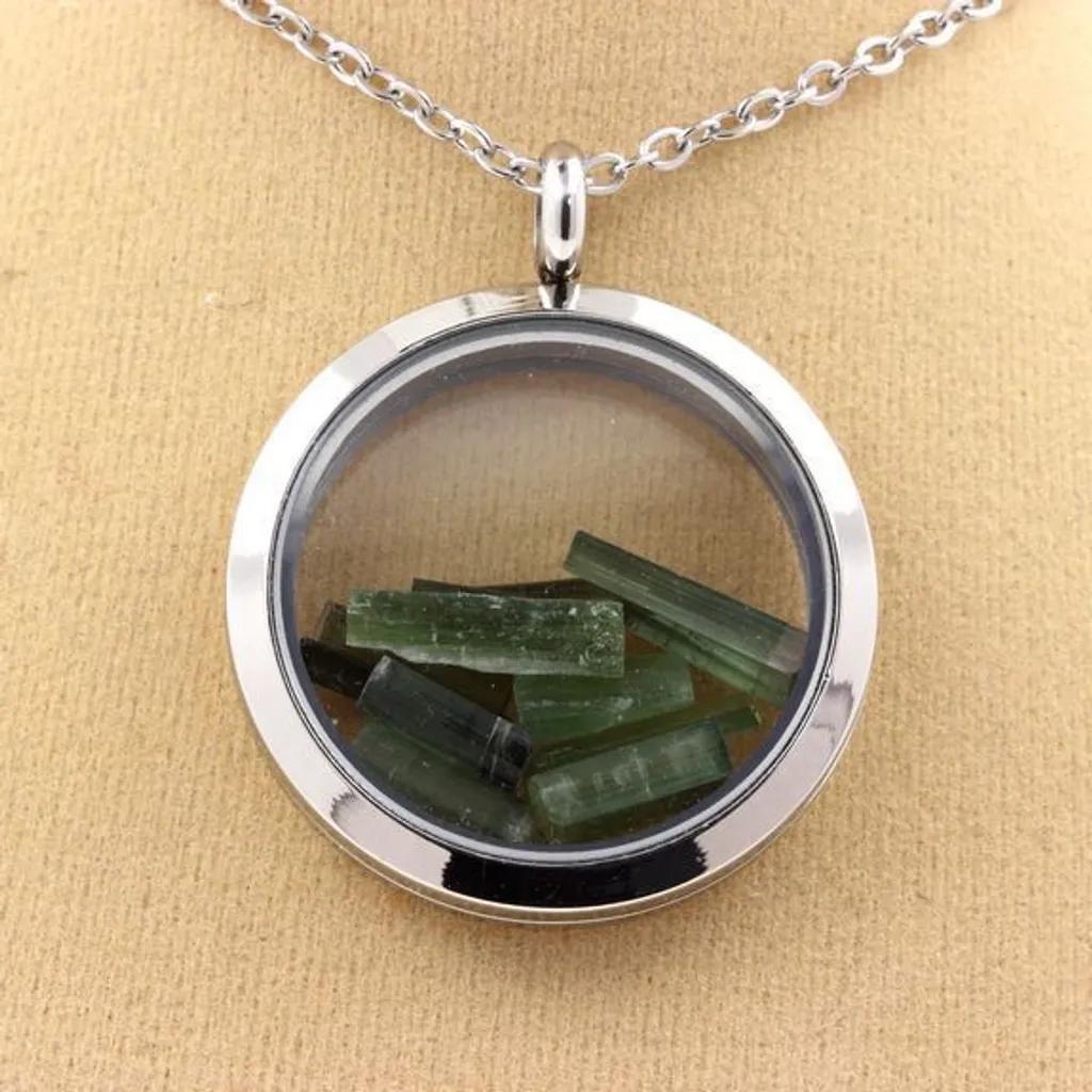 Collier de tourmaline verte brute : pendentif en pierre naturelle unique