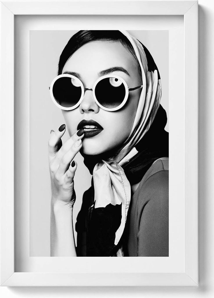 Schwarz-Weiß-Porträt einer glamourösen Frau– Wandbild mit Rahmen – Gerahmtes Bild – Wanddekoration – 20x30 cm – Weiß