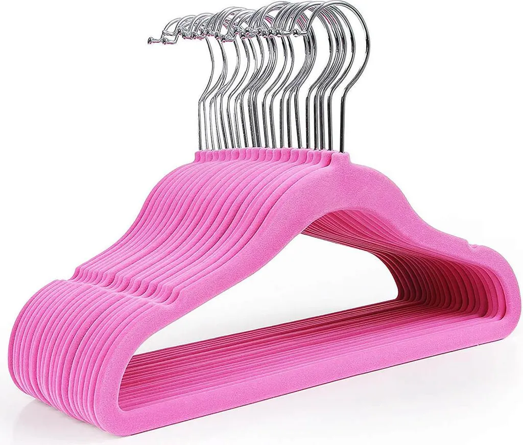 Cintres en velours rose : fini les vêtements qui glissent au sol !