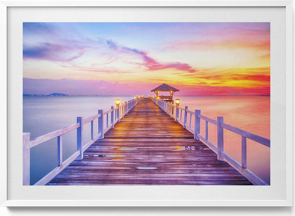 Hölzerne Brücke im Hafen– Wandbild mit Rahmen – Gerahmtes Bild – Wanddekoration – 100x70 cm – Weiß Rahmen