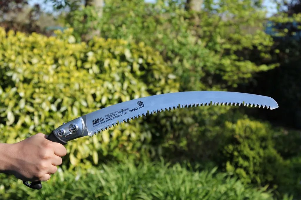 Scie ARS UV-42PRO 42cm : coupez sans effort les grosses branches d'arbre
