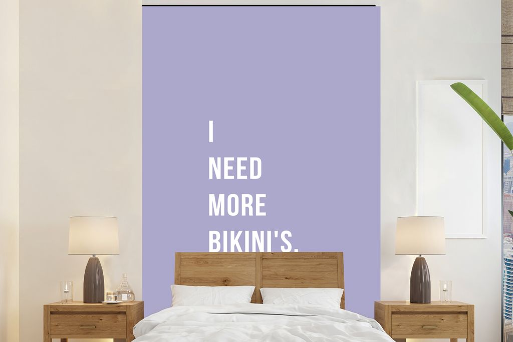 MuchoWow Fototapete für Wohnzimmer oder Schlafzimmer Wandtapete Vinyl Motivtapete Ich brauche mehr Bikinis - Lila - Zitat - 200x300 cm - Wanddek...