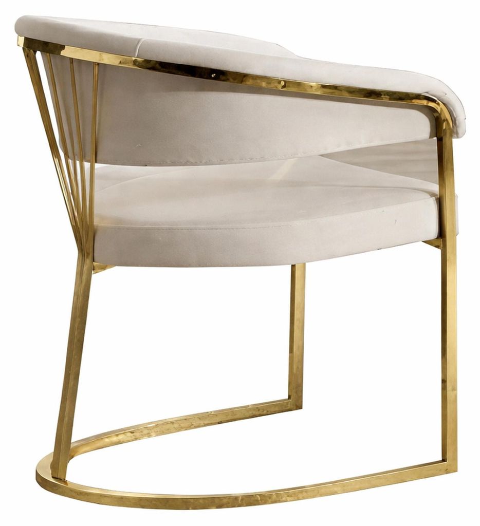 Eleganter Stuhl mit goldfarbenem Metallrahmen und weißem Sitzbezug