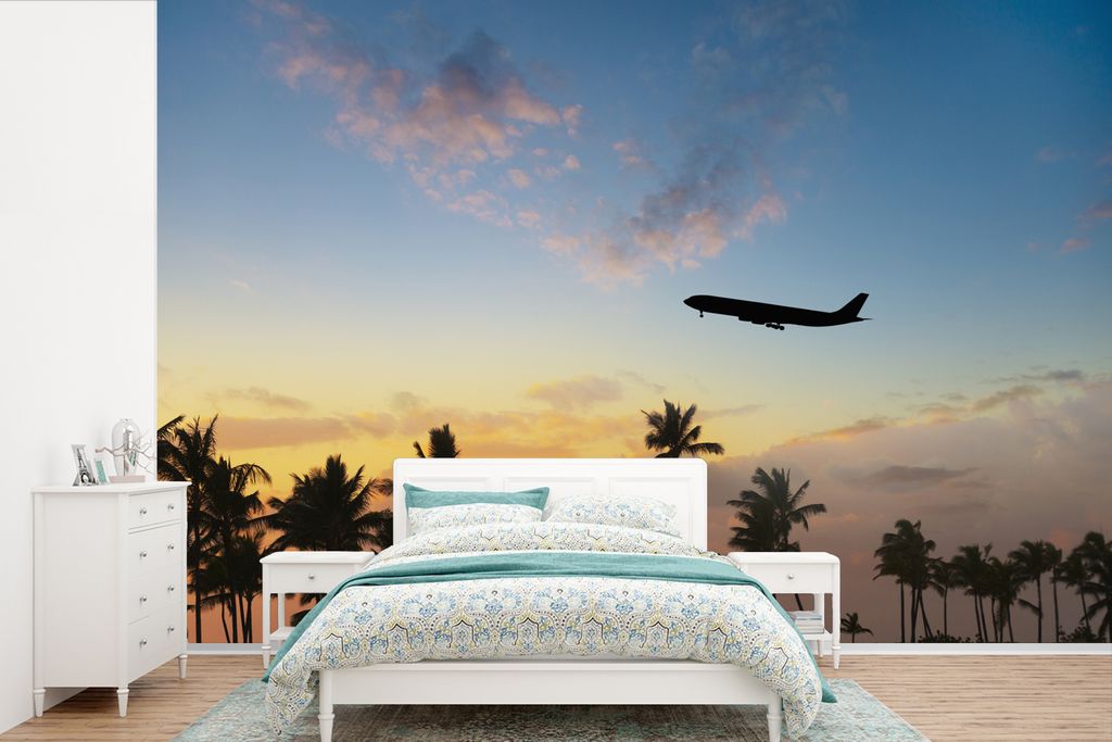 MuchoWow Fototapete für Wohnzimmer oder Schlafzimmer Wandtapete Vinyl Motivtapete Silhouette eines Flugzeugs über den Palmen - 525x350 cm - Das...