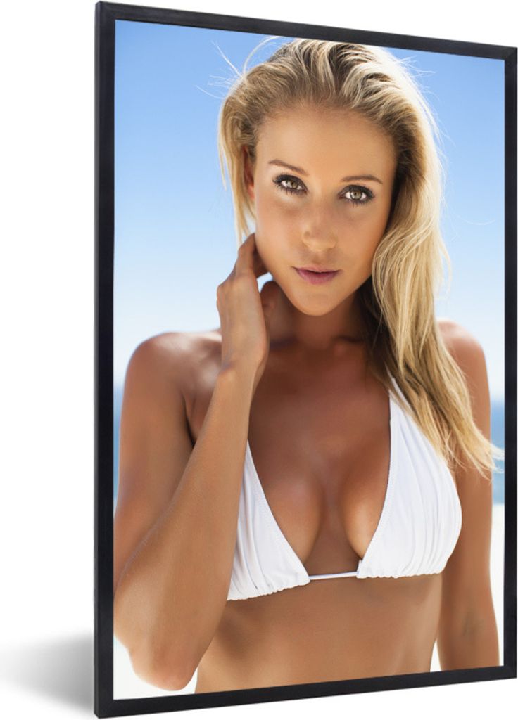 MuchoWow Gerahmtes Poster Frau trägt einen weißen Bikini und schaut direkt in die Kamera 20x30 cm - Poster mit Schwarzem Bilderrahmen Wandposte...