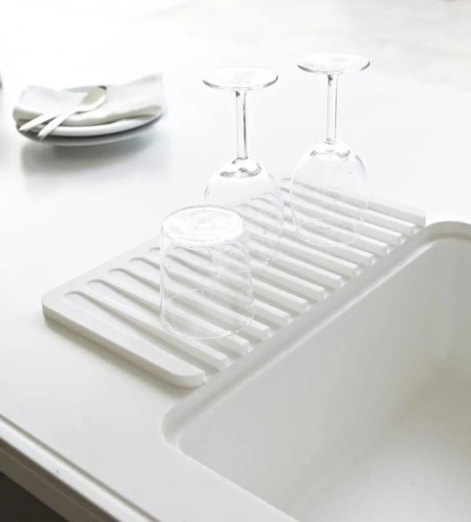 Plateau d'Égouttage Yamazaki Flow 7445 Blanc avec Bec Verseur Intelligent