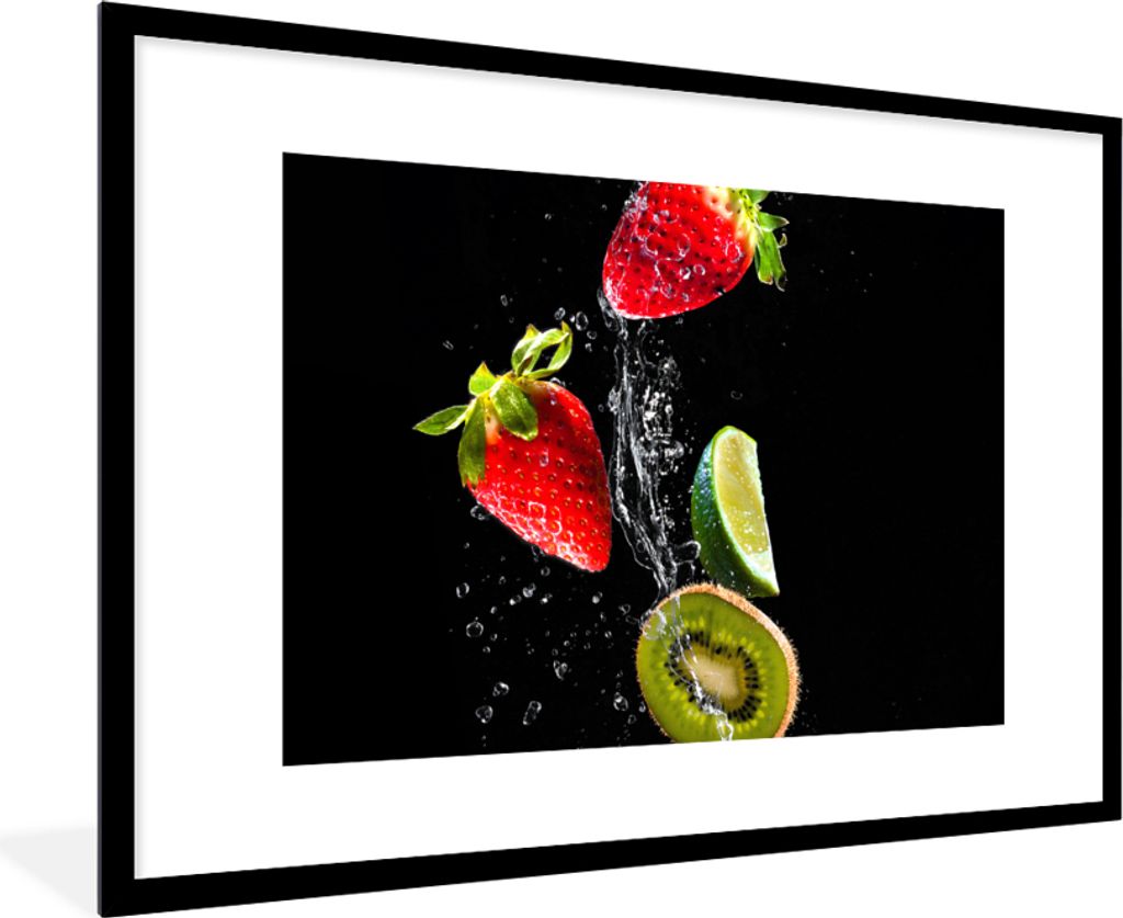 MuchoWow Gerahmtes Poster Obst - Wasser - Schwarz - Stillleben Erdbeere - Kiwi 90x60 cm - Poster mit Schwarzem Bilderrahmen Wandposter Rahmen Fot...