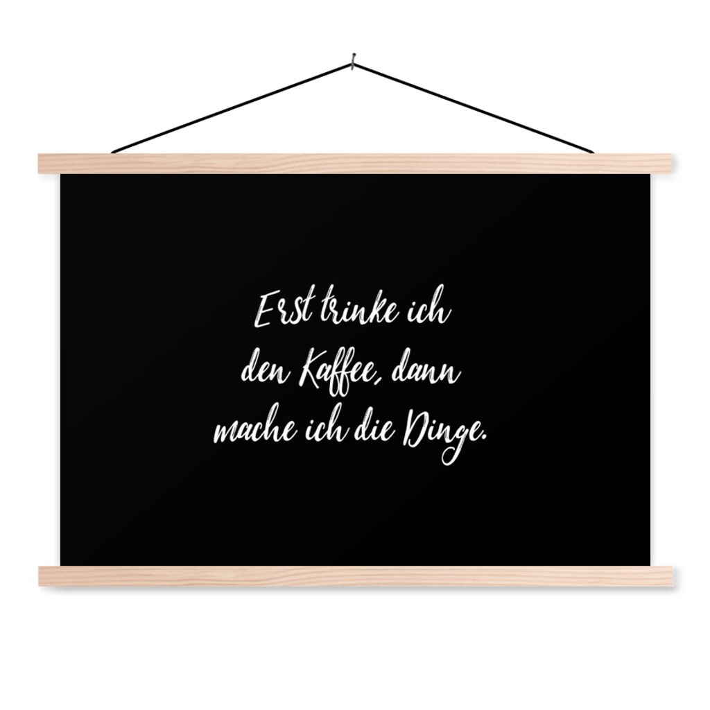MuchoWow Textilposter Zitate - Kaffee - Erst trinke ich den Kaffee, dann mache ich die Dinge - Sprichwörter 120x80 cm mit holzfarbenen Rahmen - ...