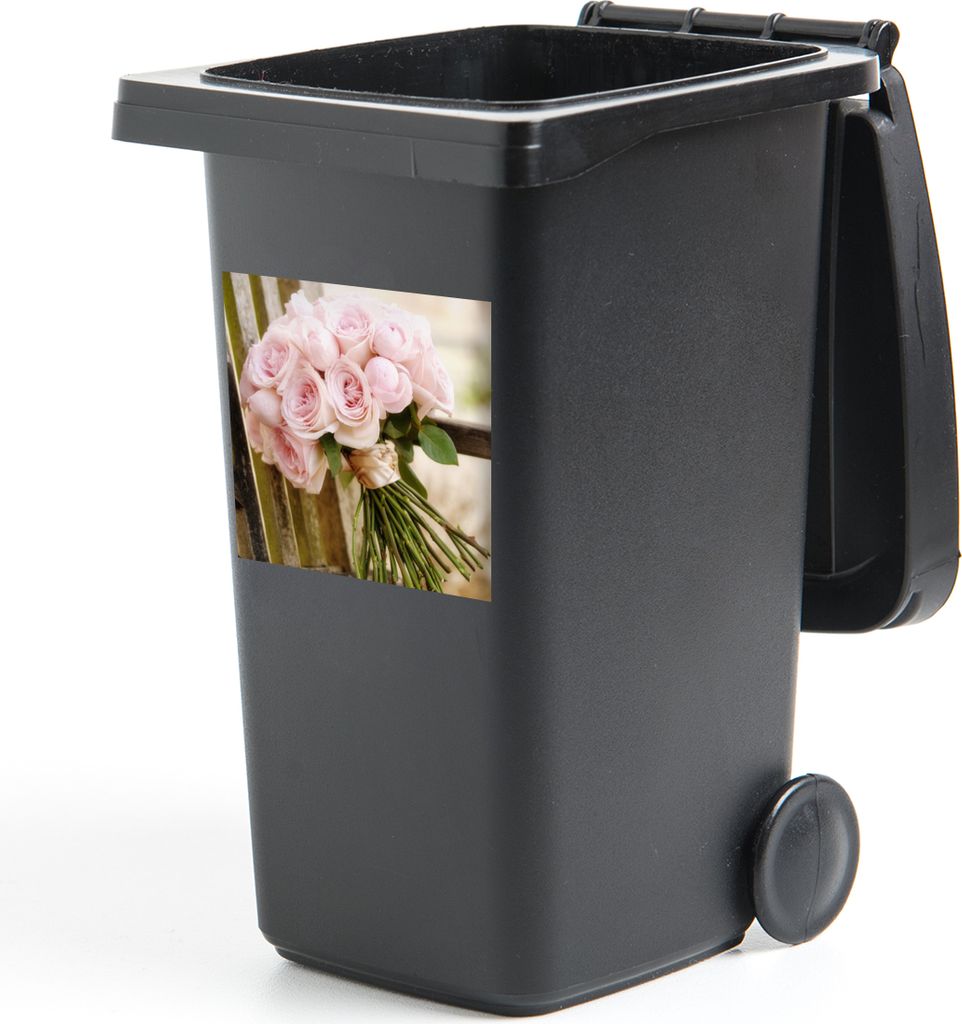 MuchoWow Mülltonnenaufkleber Ein Blumenstrauß aus rosa Rosen auf einer Holzbank 40x40 cm - Abfall-Aufkleber - Container - für Abfallcontainer