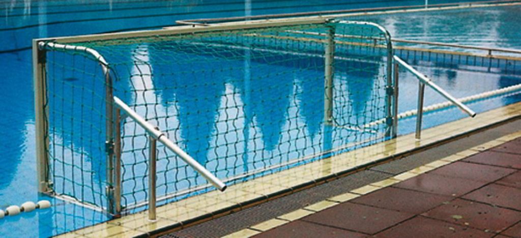 Ein Paar schwarze Netze für Wasserballtore.