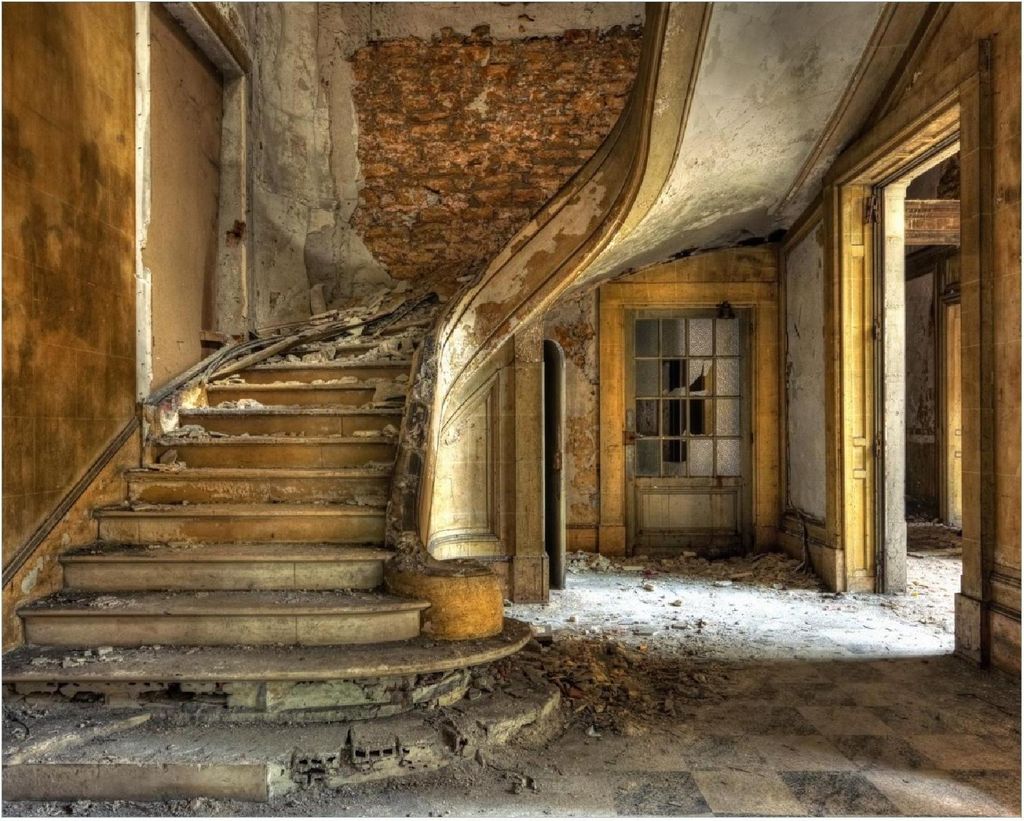 Wallario Poster - Massive Steintreppe in herrenlosem Haus, Kunstdruck Größe: 40 x 50 cm