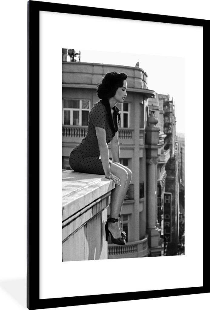 MuchoWow Gerahmtes Poster Madrid - Architektur - Spanien - Frau 60x90 cm - Poster mit Schwarzem Bilderrahmen Wandposter Rahmen Foto Bilder - Deko...
