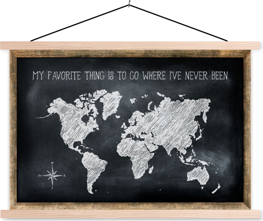 MuchoWow Textilposter Weltkarte - Zitat - Kreidetafel 120x80 cm mit holzfarbenen Rahmen - Aufhängeset
