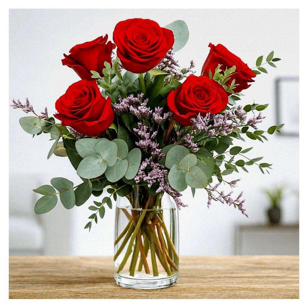 "Valentinstag ist immer" - Blumenstrauß mit roten Rosen, Statice, Eukalyptus und Pistazienzweigen - Inklusive Grußkarte