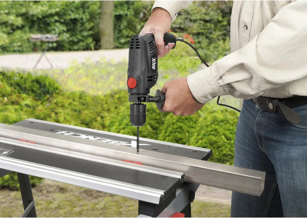Perceuse à percussion SKIL pour installer des étagères et luminaires