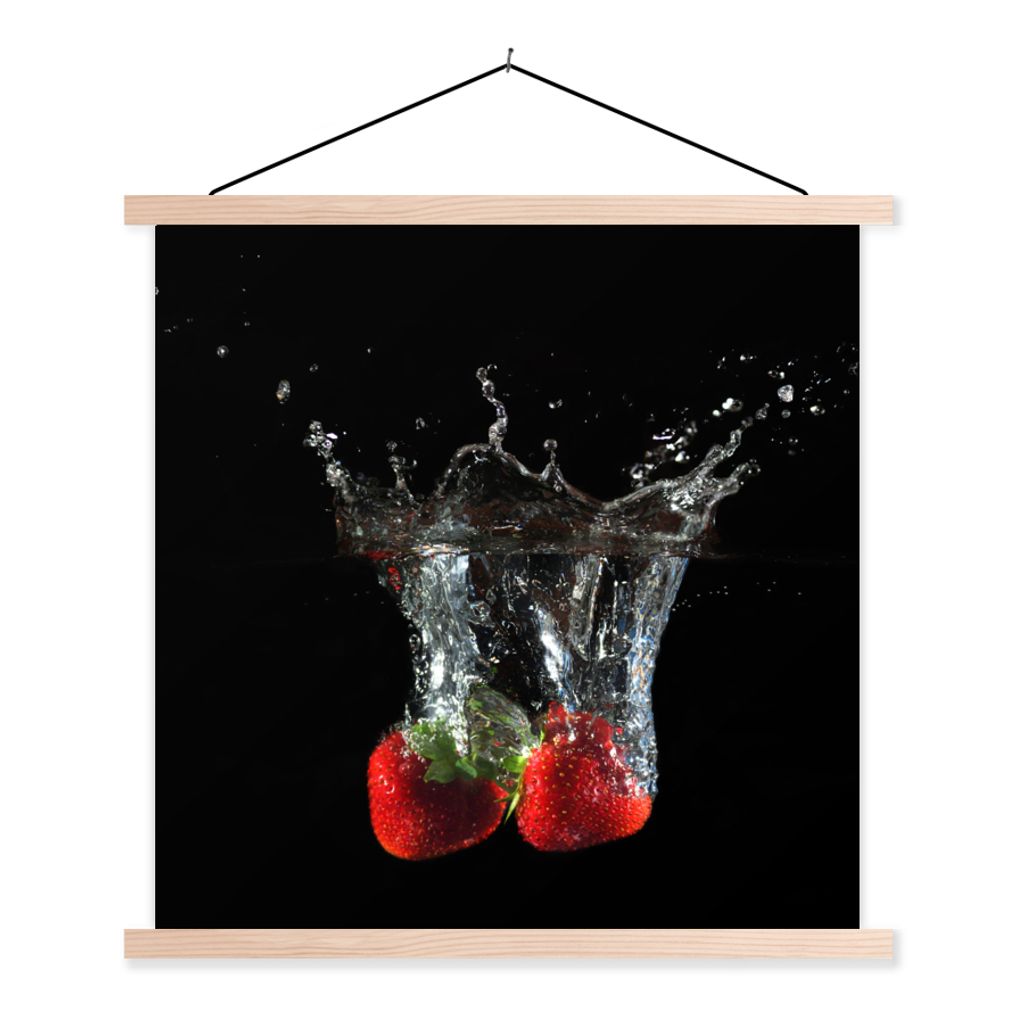 MuchoWow Textilposter Erdbeeren - Obst - Wasser - Schwarz - Rot 60x60 cm mit holzfarbenen Rahmen - Wanddekoration
