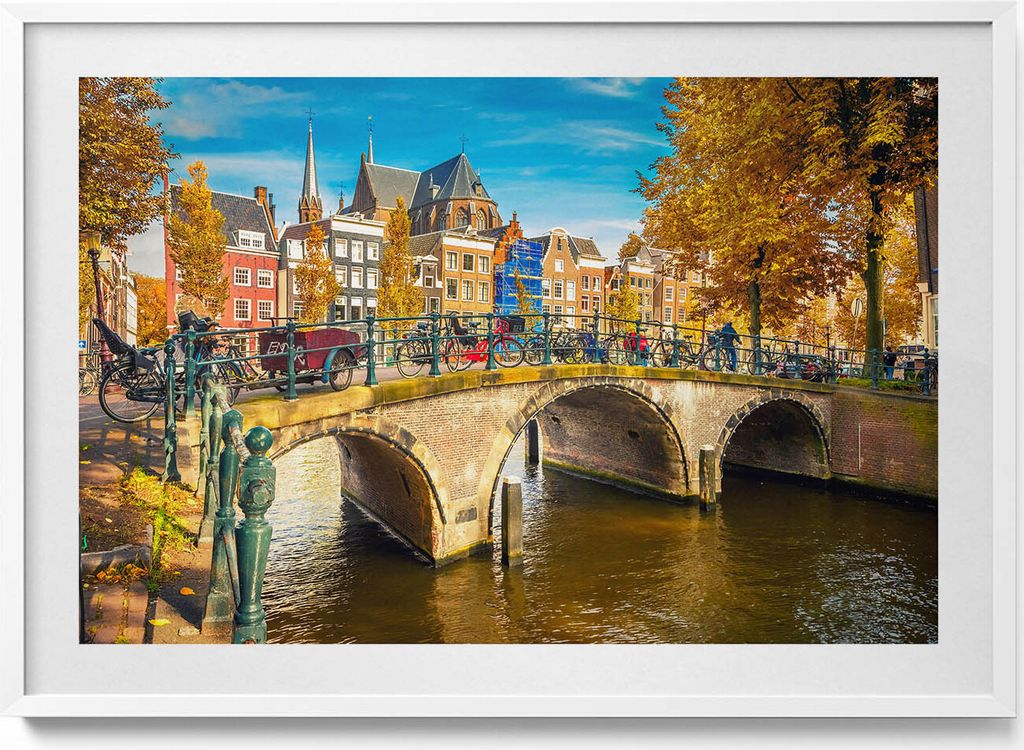 Amsterdams Herbstblues– Wandbild mit Rahmen – Gerahmtes Bild – Wanddekoration – 100x70 cm – Weiß Rahmen