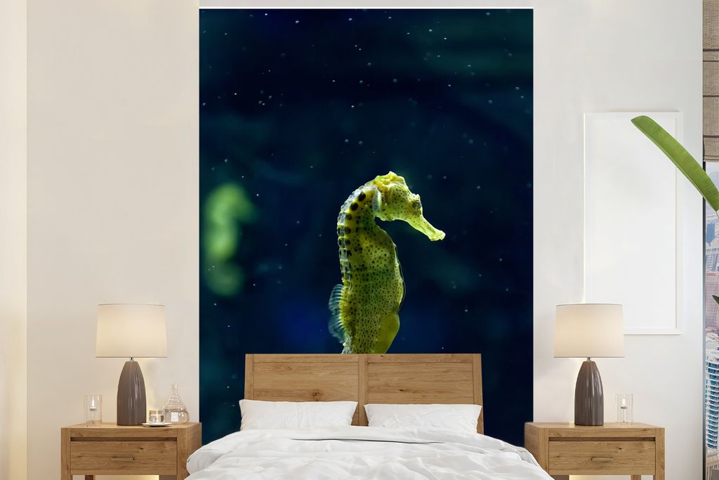 MuchoWow Fototapete für Wohnzimmer oder Schlafzimmer Wandtapete Vinyl Motivtapete Grünes Seepferdchen vor einem dunkelblauen Hintergrund - 180x...
