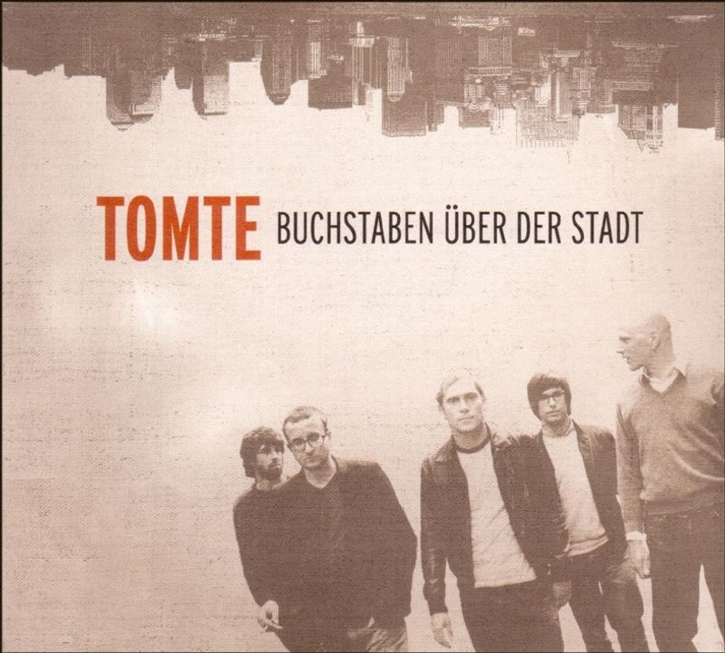Tomte-Buchstaben über der Stadt