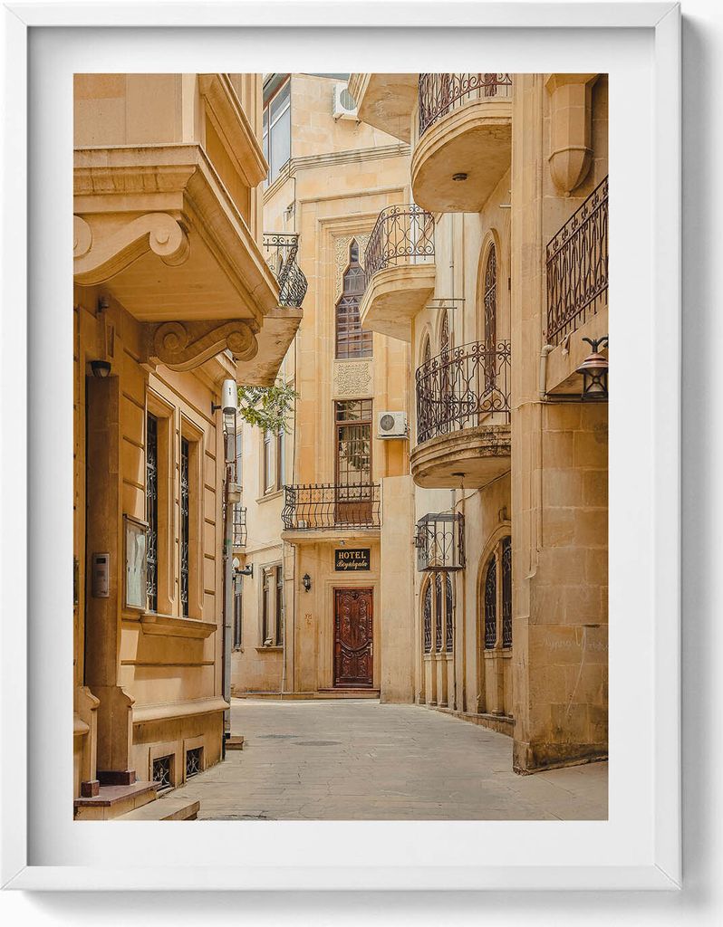 Enge Straße zwischen Gebäuden– Wandbild mit Rahmen – Gerahmtes Bild – Wanddekoration – 60x80 cm – Weiß Rahmen